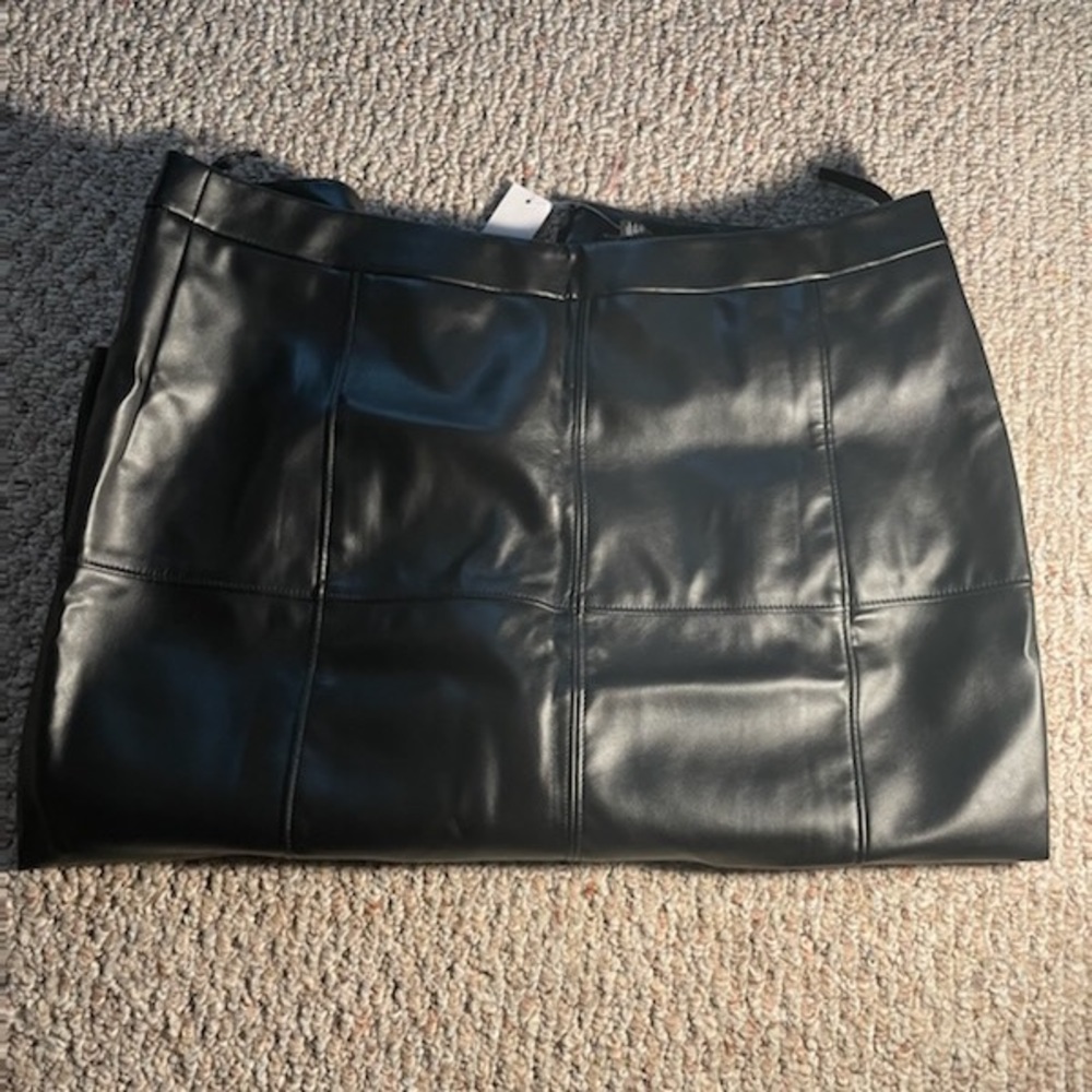 White House |Black market faux leather skirt. ❗️NEVER WORN❗️